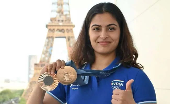 Manu Bhaker Arrives in Delhi with Olympic Medals