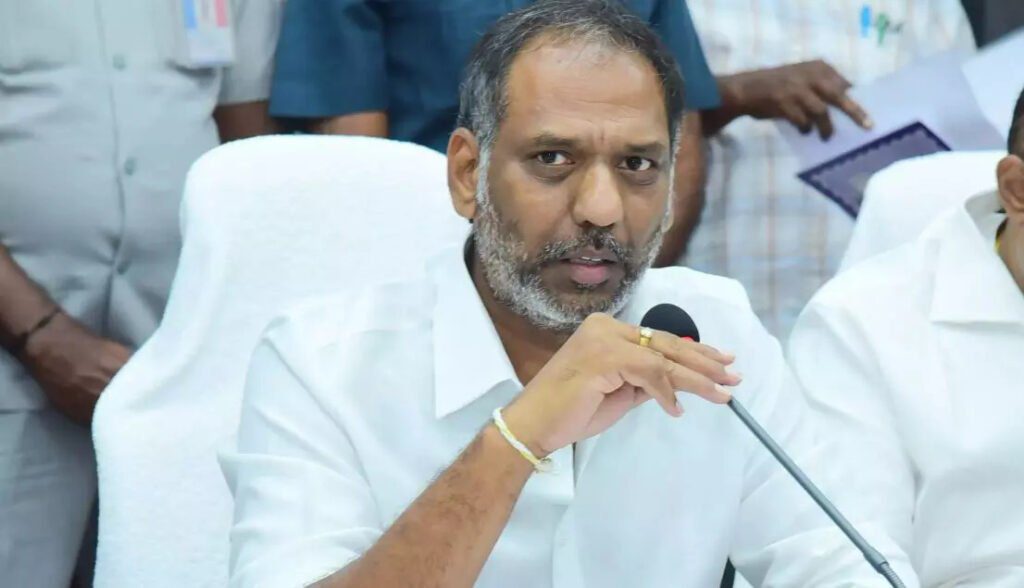 Chandrababu sent 1000 people to solve power cut problems in flood areas